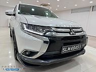 Mitsubishi Outlander 2.4 CVT 4WD Sunroof Facelift 2017 White Rear Entertainment
